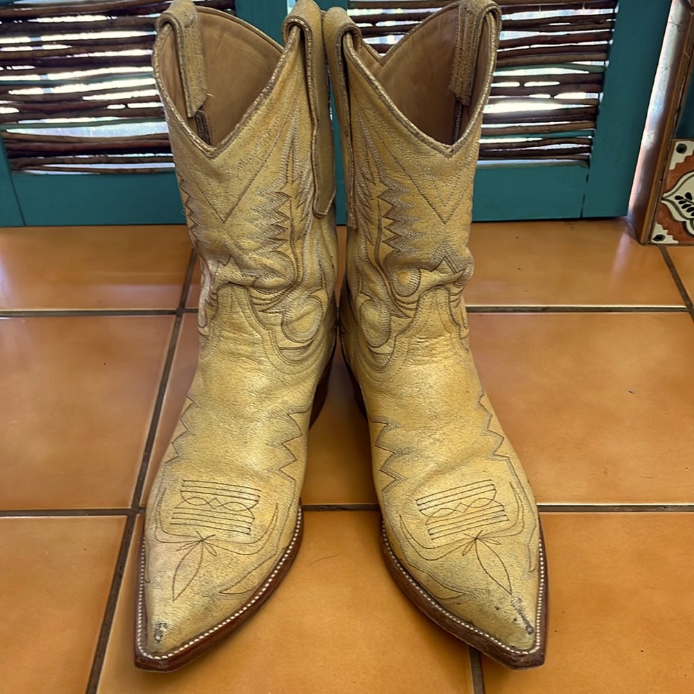 The old gringo vintage western boots. Stacked Leather heel w handpegged soles.